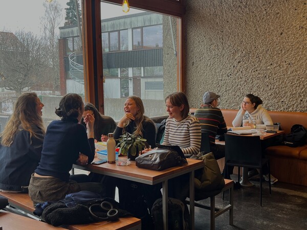 학생식당에서 점심을 먹고 있는 오슬로 학생들. 많은 경우 직접 싸 온 점심을 먹는다. <strong>김해인 선임기자