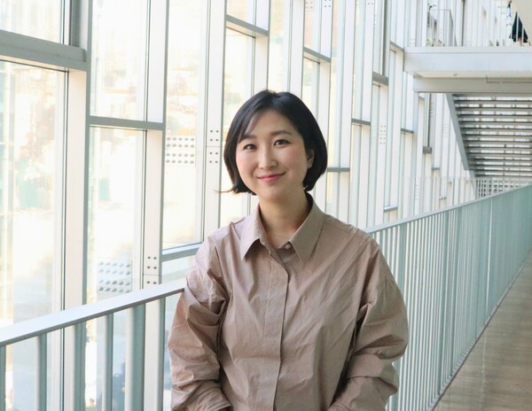 부드러운 미소로 카메라를 응시하고 있는 정지하 작가. 김아름빛 기자