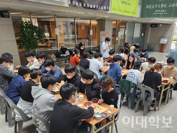 2022년 11월12일, 본교를 포함한 국민대, 서울시립대, 아주대 학생들이 모여 바둑 교류전을 치르는 모습. 제공=이화바둑