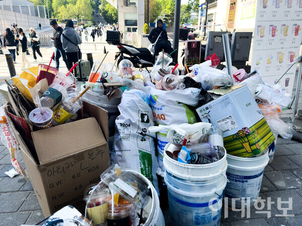 2023년, 사라진 야외 쓰레기통. 본교 정문 가게 앞에  학생들과 관광객들이 버리고 간 쓰레기가 쌓여있다. <strong>박성빈 사진기자