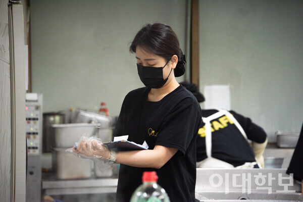 이화인의 신선하고 안전한 식사를 위해 이숙희 영양사가 식재료를 검수하고 있다. 박성빈 사진기자