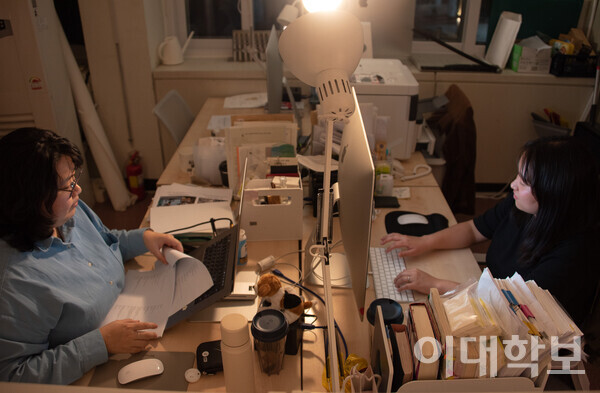장은진 대표(왼쪽)와 정경희 대표는 은평구의 작은 한 사무실에서 세상이 아직 주목하지 못한 삶들을 기록하고 있다.  박성빈 사진기자