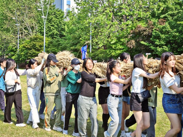 영산 줄다리기 행사에 참여한 학생들의 모습. <strong>김아름빛 기자