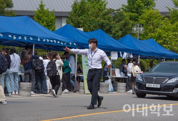 10일 오전11시 안 씨가 학생문화관 앞 도로에서 교통 정리를 하고 있다. 권아영 사진기자