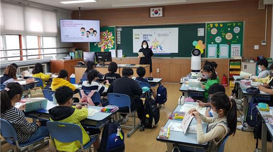 경기도 이천시에 위치한 이천초등학교 3학년 4반 학생들이 장애이해교육 수업을 듣고 있다.