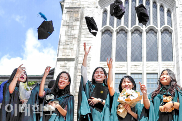 25일 본교 대강당에서 열린 2022년 후기 학위수여식에서 학생들이 학사모를 던지며 졸업을 자축하고 있다. <strong> 박소현 사진기자