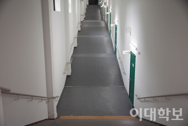 1층에서 3층으로 바로 가는 학관의 경사로. 기존의 경사로를 그대로 살리면서 재건축한 점이 특징이다. <strong>박소현 사진기자