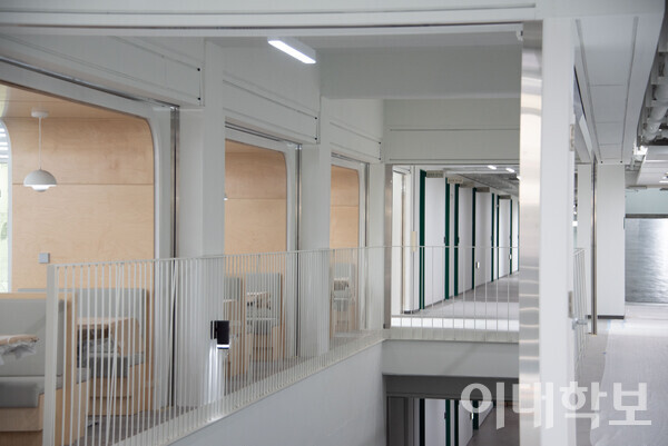 재건축 된 학관의 내부. 4층에 새롭게 생긴 학습 공간이다. <strong>박소현 사진기자