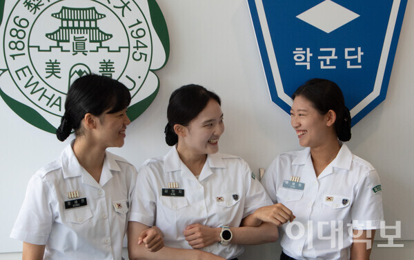 정세연씨, 김민지씨, 조예원씨(왼쪽부터)가 서로를 바라보며 웃고 있다. <strong>박소현 사진기자