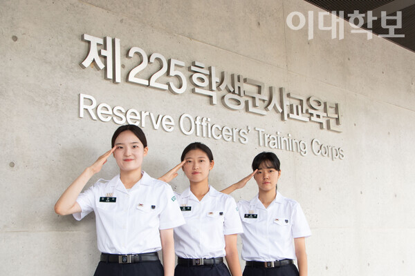 이화여대 학생군사교육단에서 교육을 받고 있는 김민지씨, 조예원씨, 정세연씨.(왼쪽부터)  <strong>박소현 사진기자