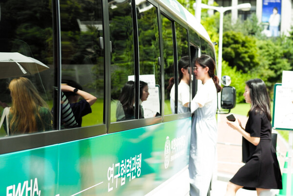 새롭게 개편된 셔틀버스에 학생들이 탑승하고 있다. <strong>박소현 사진기자