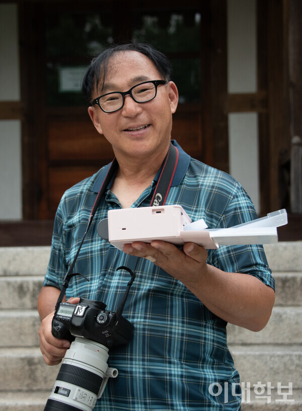 서원배씨는 자신의 카메라와 즉석 사진 인화기를 통해 행복을 전한다. <strong>안정연 사진기자