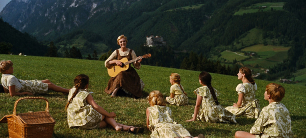오스트리아와 독일의 경계에 있는 로스펠트 산에서 노래를 부르는 마리아와 아이들 출처=영화 사운드오브뮤직 스틸컷