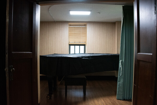 흡음 보드로 채워진 연주자 대기실 속 보관되고 있는 사우터 그랜드 피아노. <strong>안정연 사진기자