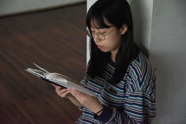 ECC 잉여마루에서 안수연씨가 양귀자 작가의 ‘모순’을 읽고 있다. <strong>박소현 사진기자