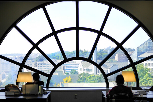 중앙도서관의 5층 둥근 창가석은 큰 창으로 넓은 풍경이 잘 보이고 편한 분위기가 조성되어 있어 이화인들에게 인기가 많다. <strong>박소현 사진기자