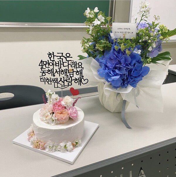 2020년 스승의 날, 청수국을 좋아했던 故 김미현 교수를 위해 전공생들이 카네이션 대신 청수국과 케이크를 준비했다. 제공=국어국문학과 사무실