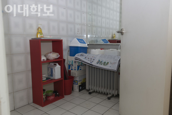 2022년 5월, 화장실을 개조해 사용했던 SK관 학내 노동자 휴게실의 모습. <strong>출처=이대학보DB
