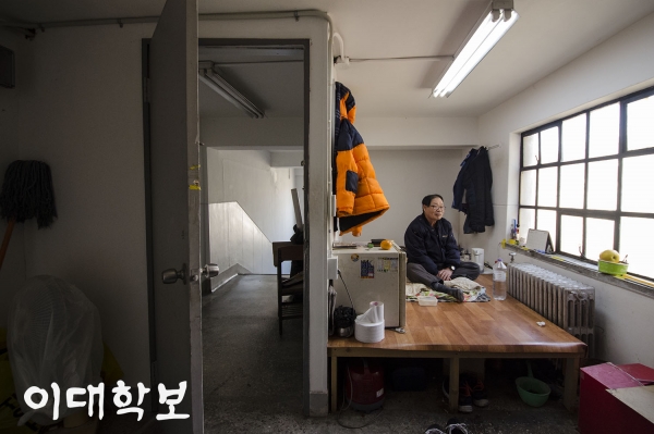2018년 12월, 리모델링 전 학관 7층에는 남자 학내 노동자 휴게실이 있었다. <strong>출처=이대학보DB