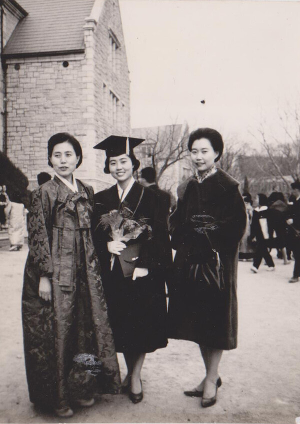 제니의 졸업식에서 찍은 세 모녀의 사진. 왼쪽부터 최선화씨, 양제니씨, 양제시씨. 제공='제시의 일기' 우리나비