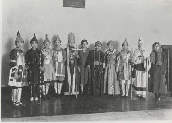 1930년 이화여전 재학 당시 영어 연극 '아이반호'에 출연한 최선화씨(오른쪽에서 5번째). 제공=이화역사관