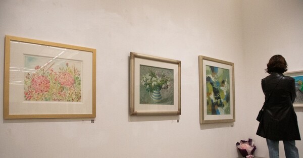 왼쪽부터 한진수씨의 '장미'(1994), 이경순씨의 '여러 가지 들꽃들'(2006), 신금례씨의 '여름'(1999). 이자빈 사진기자
