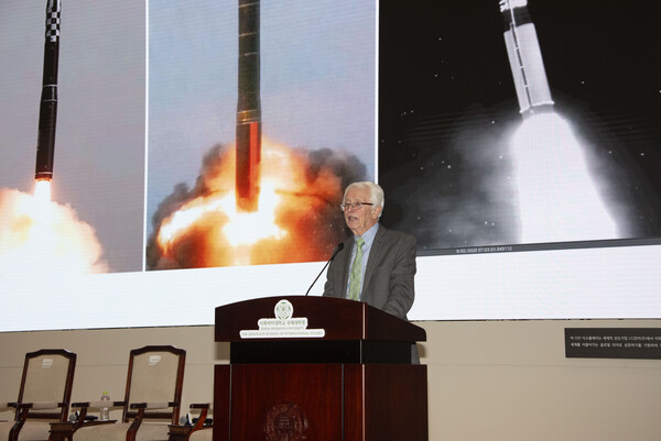 북핵 전문가 지그프리드 헤커 박사가 북핵 문제의 내부 전망을 주제로 강연하고 있다. <strong>박소현 사진기자