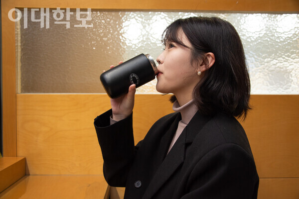 박수빈씨가 포스코관 지하1층 로비에서 애용하는 텀블러로 물을 마시고 있다. 매번 챙겨 다니기 귀찮지 않냐는 질문에 “이제 익숙해져 오히려 없을 때 허전하다”라고 말했다. <strong>이승현 사진기자