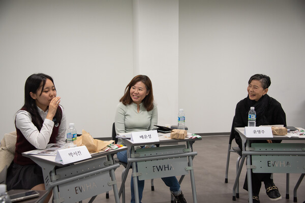 박서진씨의 이야기에 웃음을 터뜨리고 있는 배윤성씨, 윤영주씨(왼쪽부터). <strong>이승현 사진기자