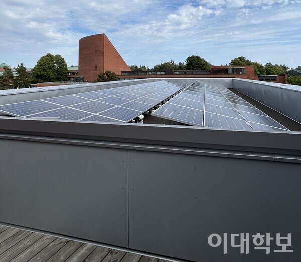 알토대의 태양광 전지판 시스템. 캠퍼스 내의 4개의 태양광 전지판 시스템은 건물 맨 위층에 위치한다. <strong> 나민서 기자