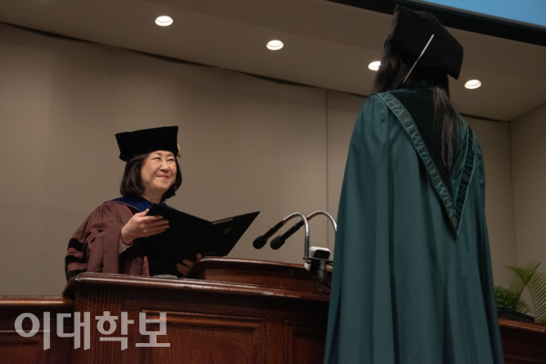 환한 미소를 지으며 졸업장을 건네는 김은미 총장(왼쪽). 강연수 사진기자