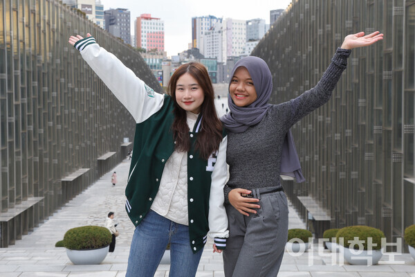 밝은 미소를 띄며 카메라를 응시하고 있는 팜 바오 짜우(Pham Bao Chau·커미·23)씨(왼쪽), 자라 나빌라 푸트리(Zahra Nabilla Putri·커미·23)씨. <strong>변하영 사진기자
