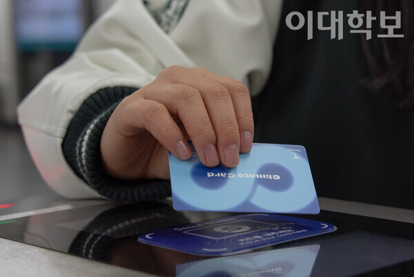 한 달 기준 최대 6만5000원의 금액으로 서울 시내의 대중교통을 무제한으로 이용할  수 있는 기후동행카드. 강연수 사진기자<strong>