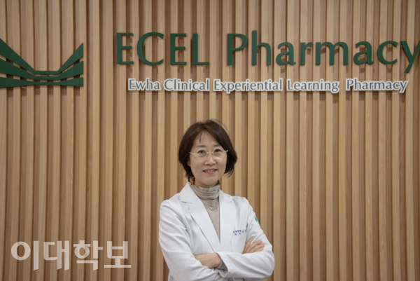 ECEL 약국(Ewha Clinical Experiential Learning Pharmacy)에서 카메라를 응시하며 미소를 짓고 있는 이정연 교수. 강연수 사진기자
