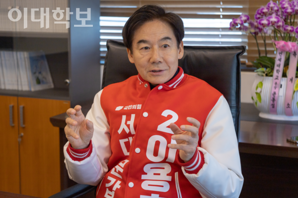 제22대 국회의원 선거 서대문구갑 지역구에 출마한 이용호 국민의힘 후보. <strong>변하영 사진기자