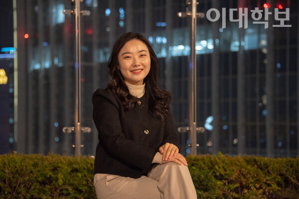 롯데케미칼 사무실이 있는 롯데타워를 배경으로 둔 채 앉아있는 이나현씨. 그는 사진을 찍으며 “근무 중에 창문 너머로 볼 수 있던 장소에서 촬영할 수 있어 감회가 새롭다”고 말했다. 안정연 사진기자