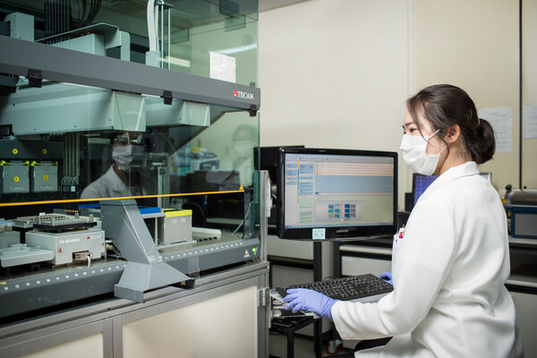 엄태희 대검찰청 DNA 감정관이 현장에서 일하는 모습. 제공=엄태희 감정관.