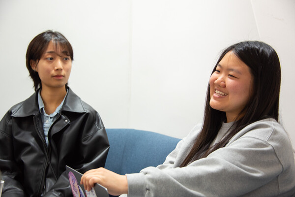 서로의 이야기에 깊이 공감하는 김태랑씨, 이예진씨(왼쪽부터) <strong>안정연 사진기자