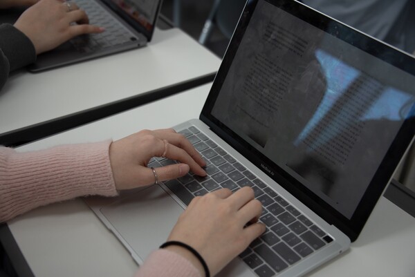 키보드 위에 키스킨을 덮고 노트북으로 필기하는 모습. <strong>강연수 사진기자