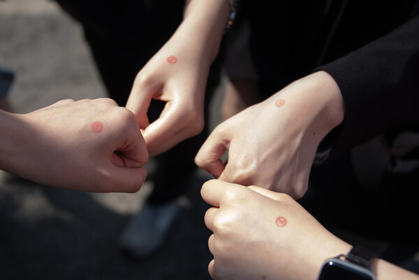 투표를 마친 이화인들이 투표 인증을 하기 위해 손목 위에 도장을 찍은 모습. <strong>강연수 사진기자