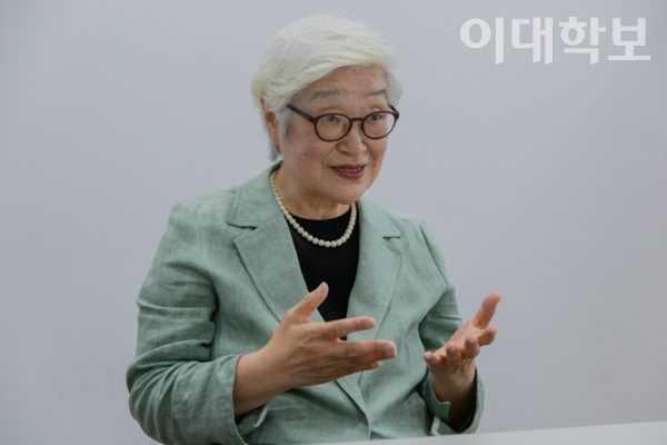 많은 사람들이 ‘과학적 증거에 근거한 의사결정’을 할 수 있도록 돕고 싶다는 이혜숙 교수. <strong>변하영 사진기자