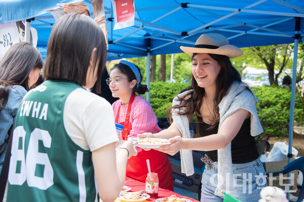 학문관 앞 라틴아메리카 유학생회 부스에서 멕시코 음식을 먹어볼 수 있는 시식행사를 진행하고 있다. 안정연 사진기자