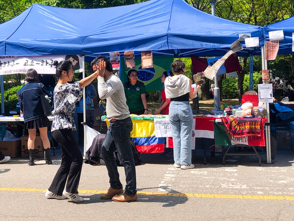 라틴아메리카 부스 앞에서 춤을 추는 두 남녀. 허유진 기자
