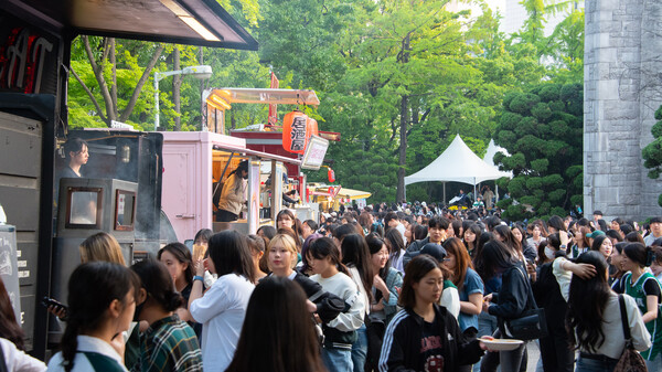 대강당 앞에서 다양한 푸드트럭과 플리마켓으로 구성된 야시장이 운영됐다. 늦은 시간까지 진행되는 야시장의 열기는 뜨거웠으며, 이화인들이 길게 줄을 늘어서고 있는 모습. <strong> 안정연 사진기자