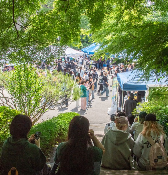 싱그러운 녹음 사이로 보이는 대동제의 모습. 이화인이 계단에 걸터앉아 삼삼오오 모여 사온 음식을 나눠 먹고 있는 모습.  <Strong>안정연 사진기자