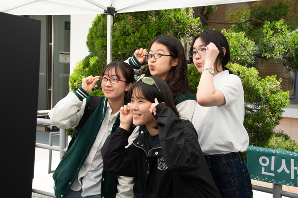 학관에 위치한 이대학보 부스에서 긱시크(Geek Chic) 컨셉에 충실하게 사진 촬영하고 있는 이화인들의 모습. <strong> 안정연 사진기자