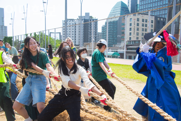 138주년 대동제 ‘리베르 이화’가 8일~10일 진행됐다. 사진은 10일 오후1시30분 정문 스포츠트랙과 운동장에서 폐막식 행사로 진행된 영산 줄다리기의 모습. 이화인들이 구호에 맞춰 힘껏 줄을 당기고 있다. 이승현 사진기자