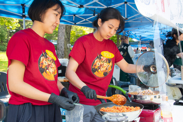 대강당 앞 ‘빠에야 맛있는 집’ 부스에서 교환학생 시절 향수를 불러일으키는 현지식 빠에야를 조리하고 있다. 단체 티셔츠를 맞춘 채 빠에야 조리에 집중하고 있는 모습. 안정연 사진기자
