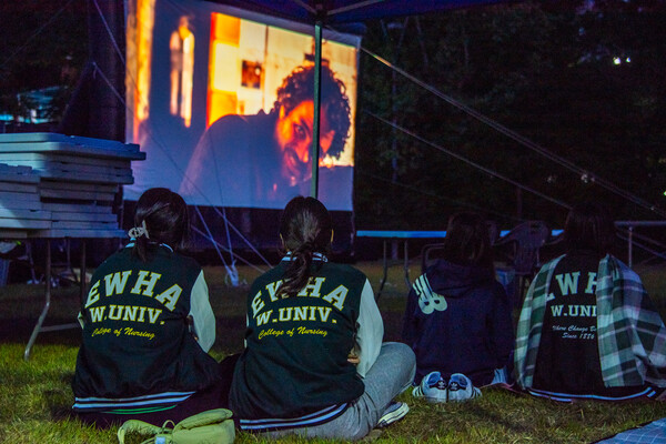 9일 오후7시30분 잔디광장에서 영화제가 시작됐다. 영화 비긴 어게인(Begin Again)이 상영되기 전, 룰렛을 통해 야광 스티커를 받을 수 있는 증정 이벤트가 진행됐다. 안정연 사진기자