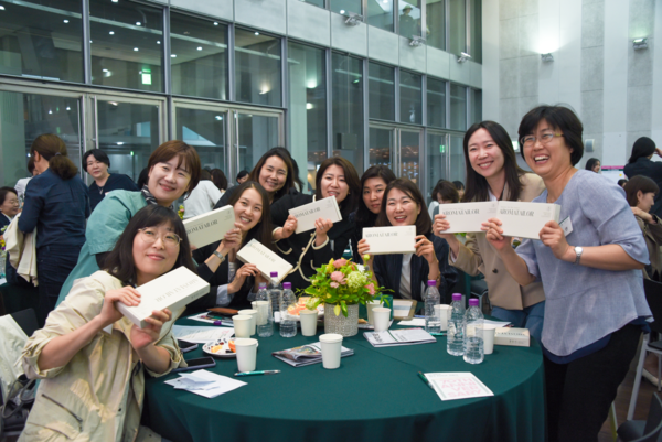 이대학보 골든벨 퀴즈에서 우승해 받은 기념품을 들고 기념사진을 남기고 있는 이대학보 동문들의 모습. <strong>이승현 사진기자